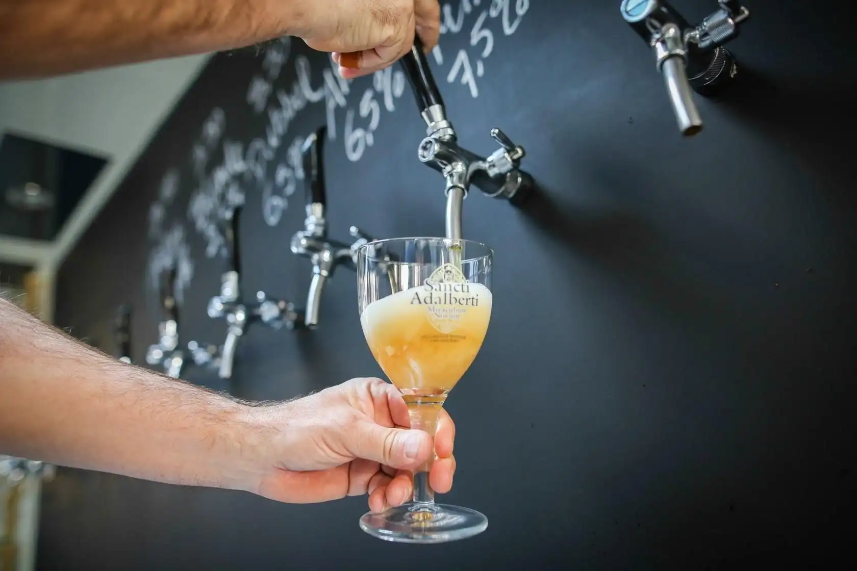 Bier wordt getapt vanuit tapwand Brouwerij Egmond